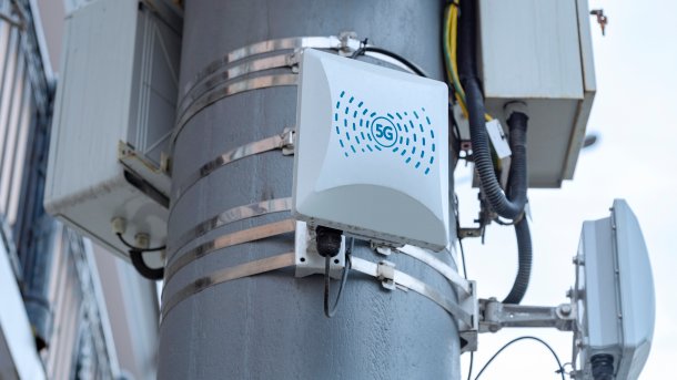 Detail eines Mobilfunk-Antennenmastes mit kleinen 5G-Funkzellen.