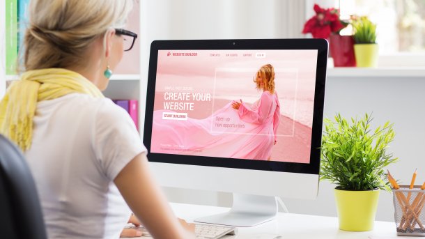 Woman,Creating,Her,Own,Website,On,Computer, Wordpress, CMS, Bildschirm, Webseite,