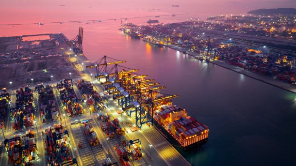 Drohnenaufnahme eines Containerhafens bei Nacht