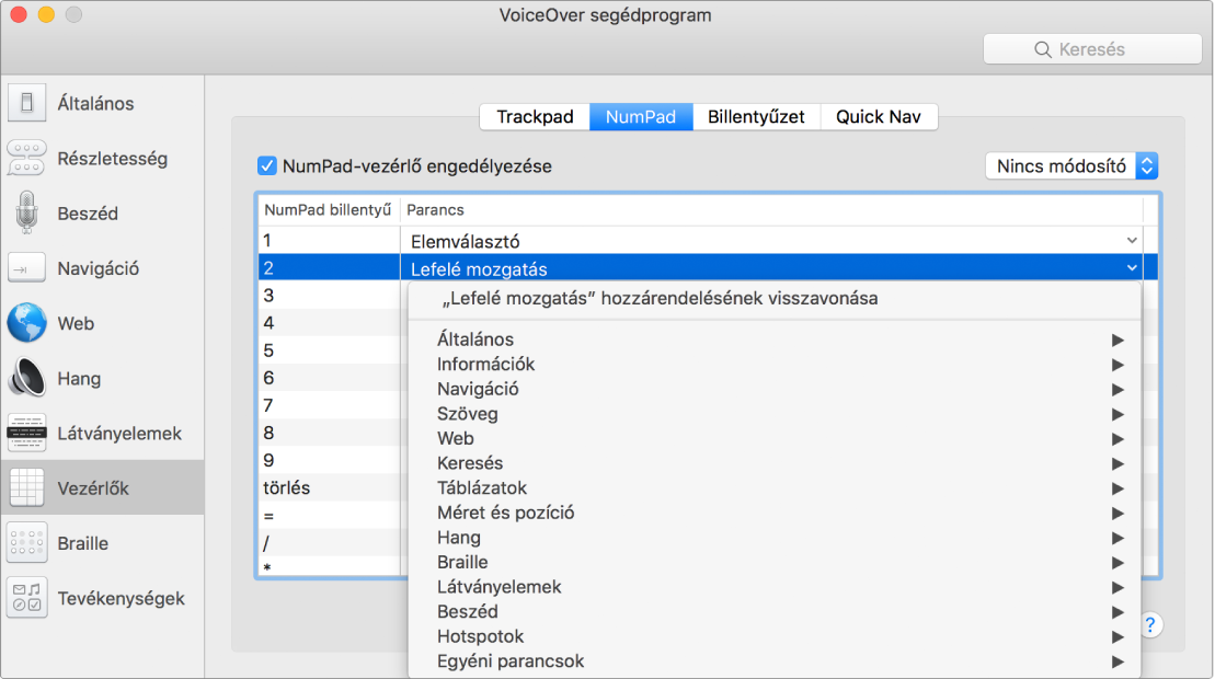A VoiceOver segédprogram ablaka; az oldalsávon ki van jelölve a Vezérlők kategória, jobb oldalon pedig a NumPad panel. A NumPad panel ablak felső részén a bejelölt „NumPad-vezérlő engedélyezése” jelölőnégyzet látható. Nincs kiválasztva módosító a Módosító felugró menüben. A jelölőnégyzet és a felugró menü alatt táblázat található, amelynek két oszlopa a következőket tartalmazza: NumPad billentyű és Parancs. A második sor ki van jelölve, és a „2” elemet tartalmazza a NumPad billentyű oszlopban és a Lefelé mozgatás elemet a Parancs oszlopban. Felugró menü a Lefelé mozgatás alatt, a parancskategóriákkal (például Általános); az egyes kategóriákhoz nyilak tartoznak, amelyek megjelenítik az aktuális NumPad-billentyűhöz rendelhető parancsokat.