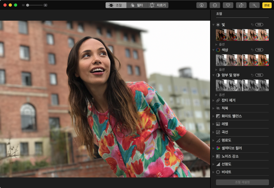 오른쪽의 편집 도구가 있는 편집 보기 상태의 사진.
