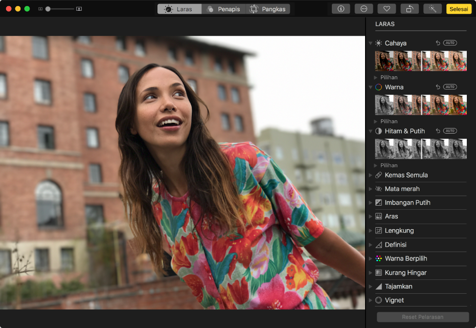 Foto dalam paparan mengedit menunjukkan alat mengedit di bahagian kanan.
