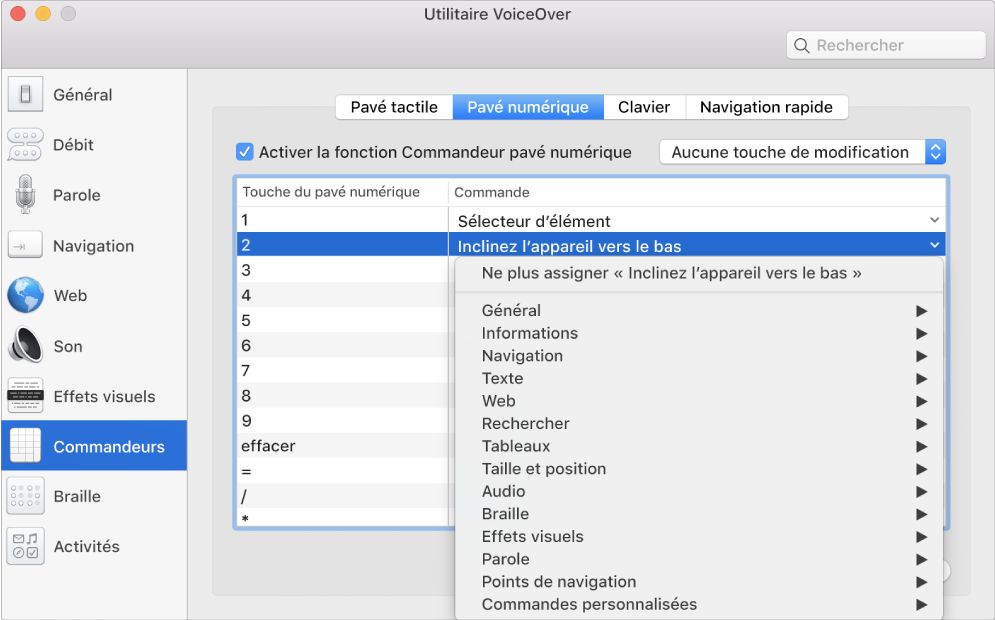 Fenêtre Utilitaire VoiceOver. La catégorie Commandeurs est sélectionnée dans la barre latérale et la sous-fenêtre Pavé numérique est sélectionnée sur le côté droit. En haut de la sous-fenêtre Pavé numérique, la case Activer la fonction Commandeur pavé numérique est cochée. L’option Pas de touche de modification est sélectionnée dans le menu contextuel relatif aux touches de modification. Sous la case et le menu contextuel se trouve un tableau avec deux colonnes : Touche du pavé numérique et Commande. Le deuxième rang est sélectionné et contient 2 dans la colonne Touche du pavé numérique et Déplacer vers le bas dans la colonne Commande. Un menu contextuel situé sous Déplacer vers le bas affiche des catégories de commandes, comme Général. Chaque catégorie comporte une flèche pour afficher les commandes pouvant être affectées à la touche de pavé numérique active.