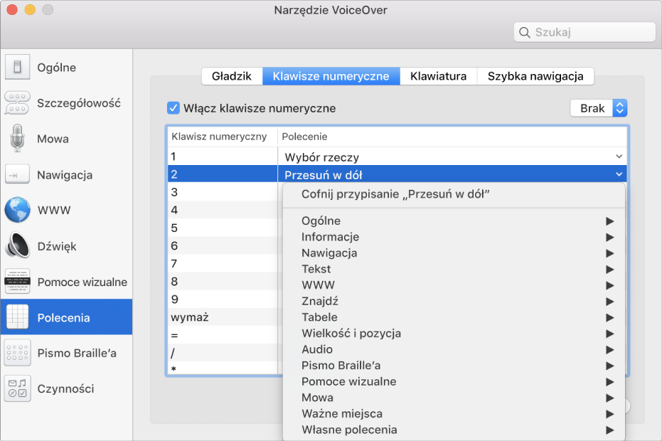 Okno Narzędzia VoiceOver z zaznaczoną kategorią Polecenia na pasku bocznym po lewej oraz zaznaczonym po prawej panelem Klawisze numeryczne. Na górze panelu Klawisze numeryczne znajduje się zaznaczone pole wyboru Włącz klawisze numeryczne. W menu podręcznym klawisza modyfikującego wybrana jest pozycja Brak. Poniżej pola wyboru i menu podręcznego widoczna jest tabela z dwiema kolumnami: Klawisz numeryczny oraz Polecenie. Drugi wiersz jest zaznaczony. Zawiera on liczbę 2 w kolumnie Klawisz numeryczny oraz polecenie Przesuń w dół w kolumnie Polecenie. Poniżej polecenia Przesuń w dół widoczne jest menu podręczne, zawierające kategorie poleceń, między innymi Ogólne. Przy każdej kategorii widoczna jest strzałka, pozwalająca na wyświetlanie poleceń, które mogą zostać przypisane do bieżącego klawisza numerycznego.