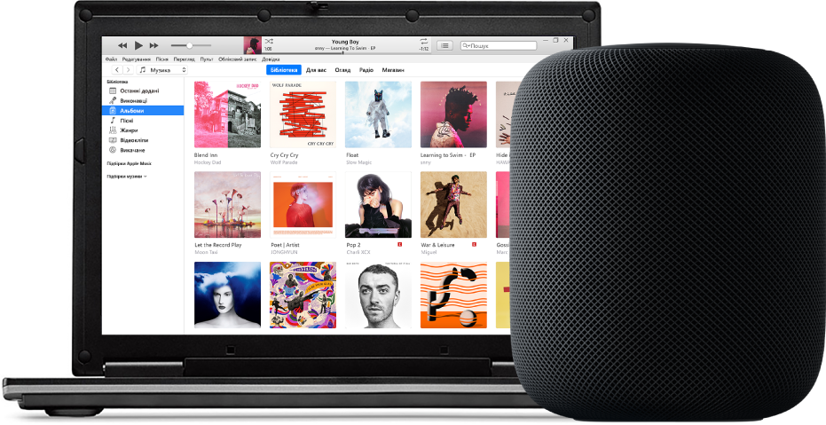 ПК з відкритою програмою iTunes на екрані та HomePod поруч.