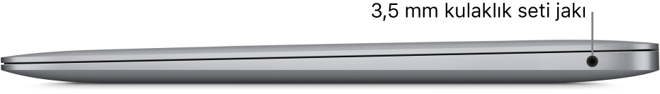 İki Thunderbolt 3 (USB-C) kapısına ve 3,5 mm kulaklık jakına belirtme çizgileri olan MacBook Pro’nun sağ taraftan görünümü.