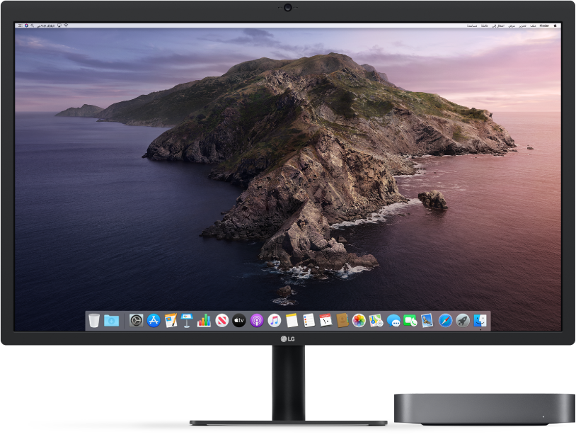 جهاز Mac mini بجوار شاشة عرض.