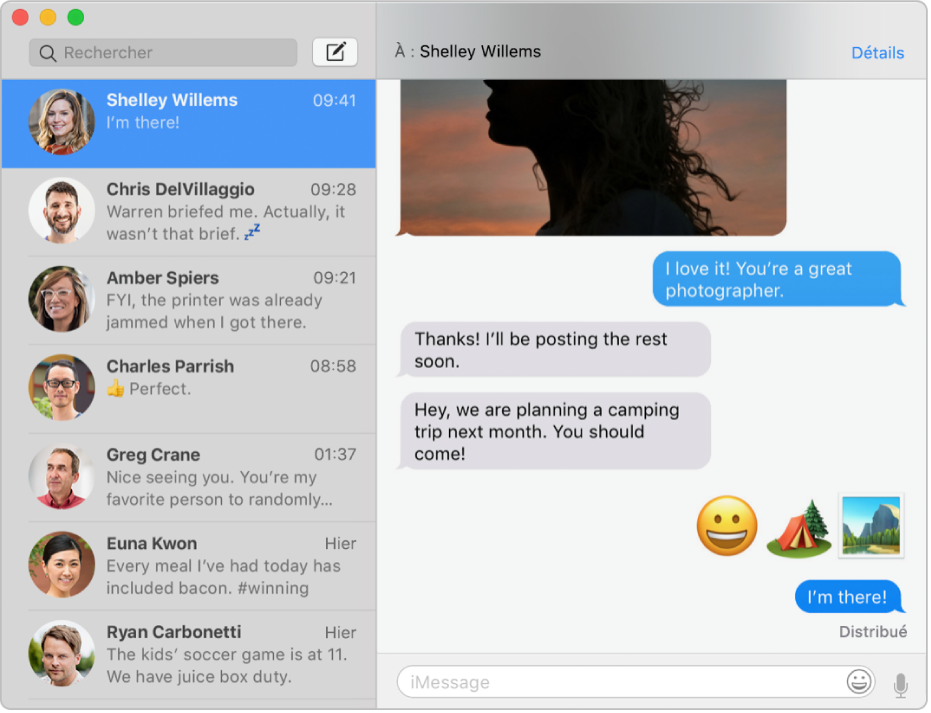 La fenêtre Messages avec plusieurs conversations dans la barre latérale de gauche, ainsi qu’une conversation ouverte sur la droite.
