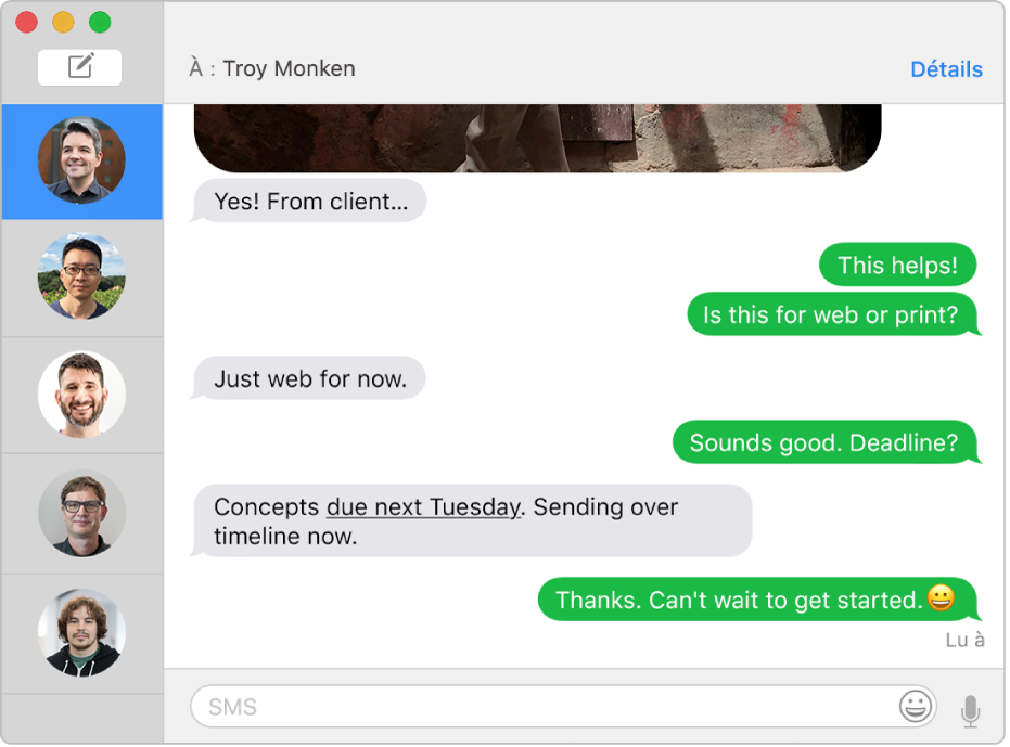 La fenêtre Messages avec plusieurs conversations dans la barre latérale de gauche, ainsi qu’une conversation ouverte sur la droite. Les bulles de messages sont vertes, ce qui signifie qu’elles ont été envoyées comme message SMS.