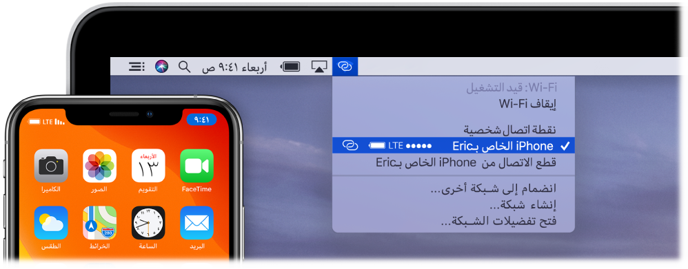 شاشة Mac تعرض قائمة Wi-Fi وتظهر بها نقطة اتصال شخصية متصلة بجهاز iPhone.