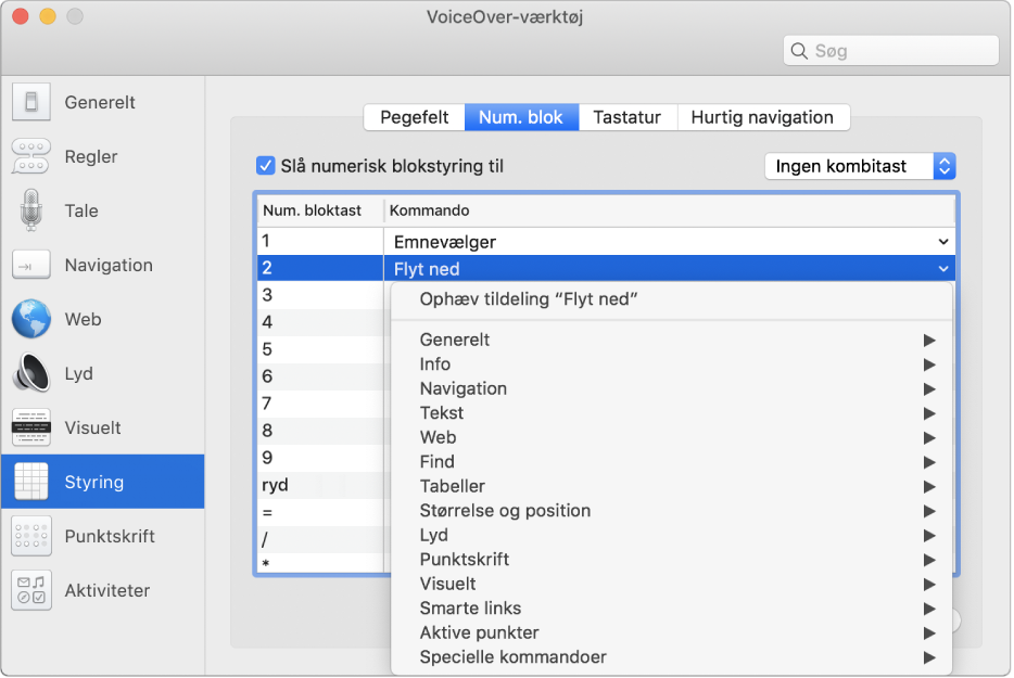 Hjælpeprogrammet VoiceOver viser kategorien Styring, der er valgt i indholdsoversigten, og vinduet Num. blok, som er valgt til højre. Øverst i vinduet Num. blok er afkrydsningsfeltet Slå Numerisk blokstyring til valgt. Der er ikke valgt nogen kombitast på lokalmenuen Kombitast. Under afkrydsningsfeltet og lokalmenuen er en tabel med to kolonner: Num. bloktast og Kommando. Den anden række er valgt og indeholder 2 i kolonnen Num. bloktast og Flyt ned i kolonnen Kommando. En lokalmenu under Flyt ned viser kommandokategorier, f.eks. Generelt. Hver kategori har en pil, som viser de kommandoer, der kan tildeles til den aktuelle tast på den numeriske blok.