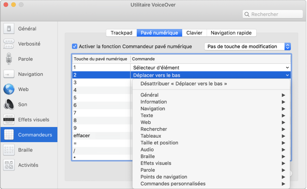 Fenêtre Utilitaire VoiceOver. La catégorie Commandeurs est sélectionnée dans la barre latérale et la sous-fenêtre Pavé numérique est sélectionnée sur le côté droit. En haut de la sous-fenêtre Pavé numérique, la case Activer la fonction Commandeur pavé numérique est cochée. L’option Pas de touche de modification est sélectionnée dans le menu local relatif aux touches de modification. Sous la case et le menu local se trouve un tableau avec deux colonnes : Touche du pavé numérique et Commande. Le deuxième rang est sélectionné et contient 2 dans la colonne Touche du pavé numérique et Déplacer vers le bas dans la colonne Commande. Un menu local situé sous Déplacer vers le bas affiche des catégories de commandes, comme Général. Chaque catégorie comporte une flèche pour afficher les commandes pouvant être affectées à la touche de pavé numérique active.