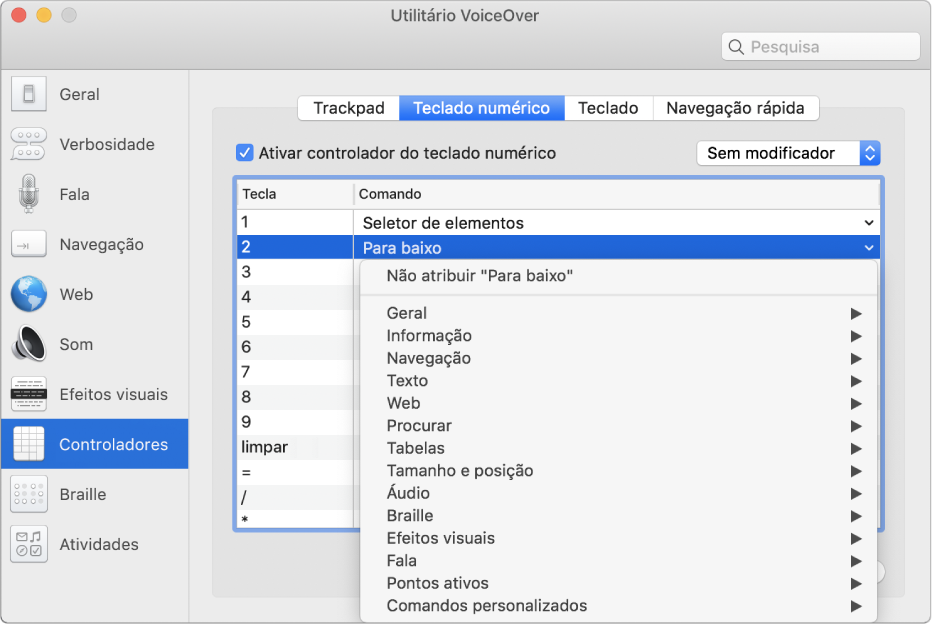 A janela do Utilitário VoiceOver a mostrar a categoria Controladores selecionada na barra lateral e o painel Painel “Teclado numérico” selecionado à direita. Na parte superior do painel “Teclado numérico” a opção “Ativar controlador do teclado numérico” está selecionada. Não se encontra selecionado nenhum modificador no menu pop-up Modificador. Por baixo da opção assinalável e do menu pop-up está uma tabela com duas colunas: Tecla do teclado numérico e Comando. A segunda linha está selecionada e contém 2 na coluna da tecla do teclado numérico e “Para baixo” na coluna Comando. Um menu pop-up por baixo de “Para baixo” mostra as categorias de comandos, como por exemplo Geral; cada categoria tem uma seta para apresentar comandos que podem ser atribuídos à tecla atual do teclado numérico.
