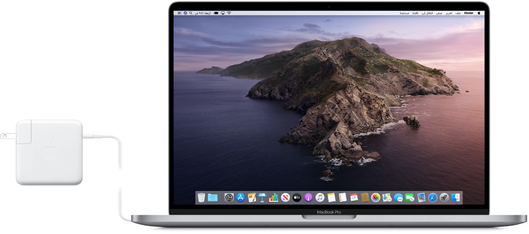 جهاز MacBook Pro موصول بمحول الطاقة.