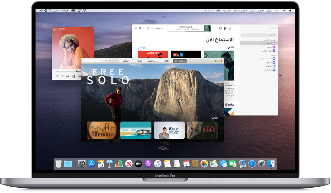 سطح مكتب MacBook Pro مفتوحة عليه نوافذ لتطبيقات الموسيقى و TV والبودكاست.