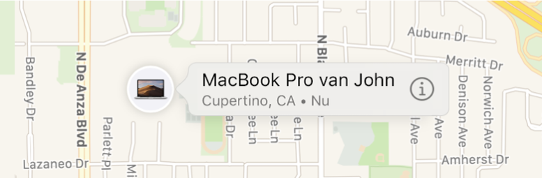 Een close-up van het infosymbool van Johns MacBook Pro.