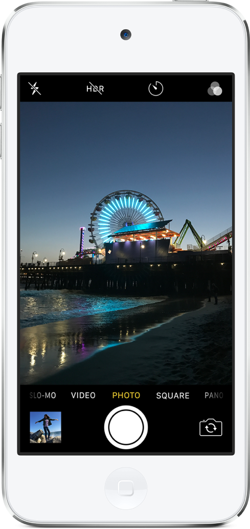 「相機」處於「照片」模式,其他模式位於觀景窗下方左右兩側。「閃光燈」、HDR、「計時器」和「濾鏡」的按鈕顯示於螢幕最上方。位於左下角的影像縮覽圖可取用現有的照片和影片。「快門」按鈕位於底部中央,而「切換相機」按鈕位於右下方。