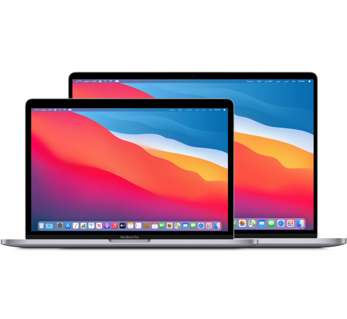 كمبيوتر MacBook Pro ١٣ بوصة أمام كمبيوتر MacBook Pro ١٦ بوصة.