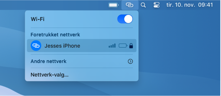 En Mac-skjerm som viser menyen for trådløst nettverk som vises som et Delt internett-tilgangspunkt koblet til en iPhone.