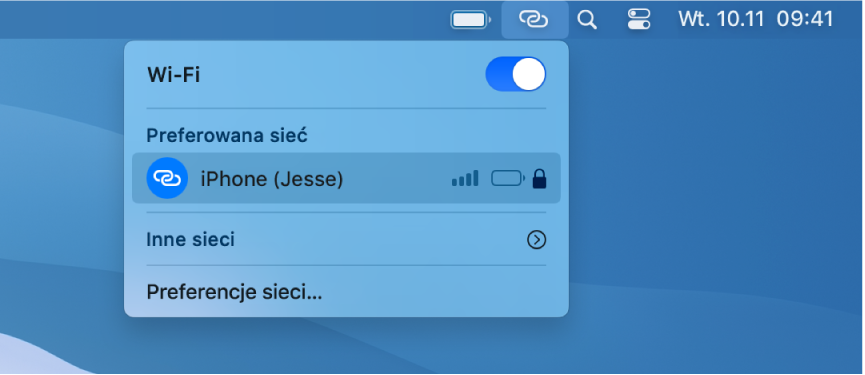Ekran Maca z menu Wi‑Fi informującym o nawiązanym połączeniu z hotspotem osobistym na iPhonie.