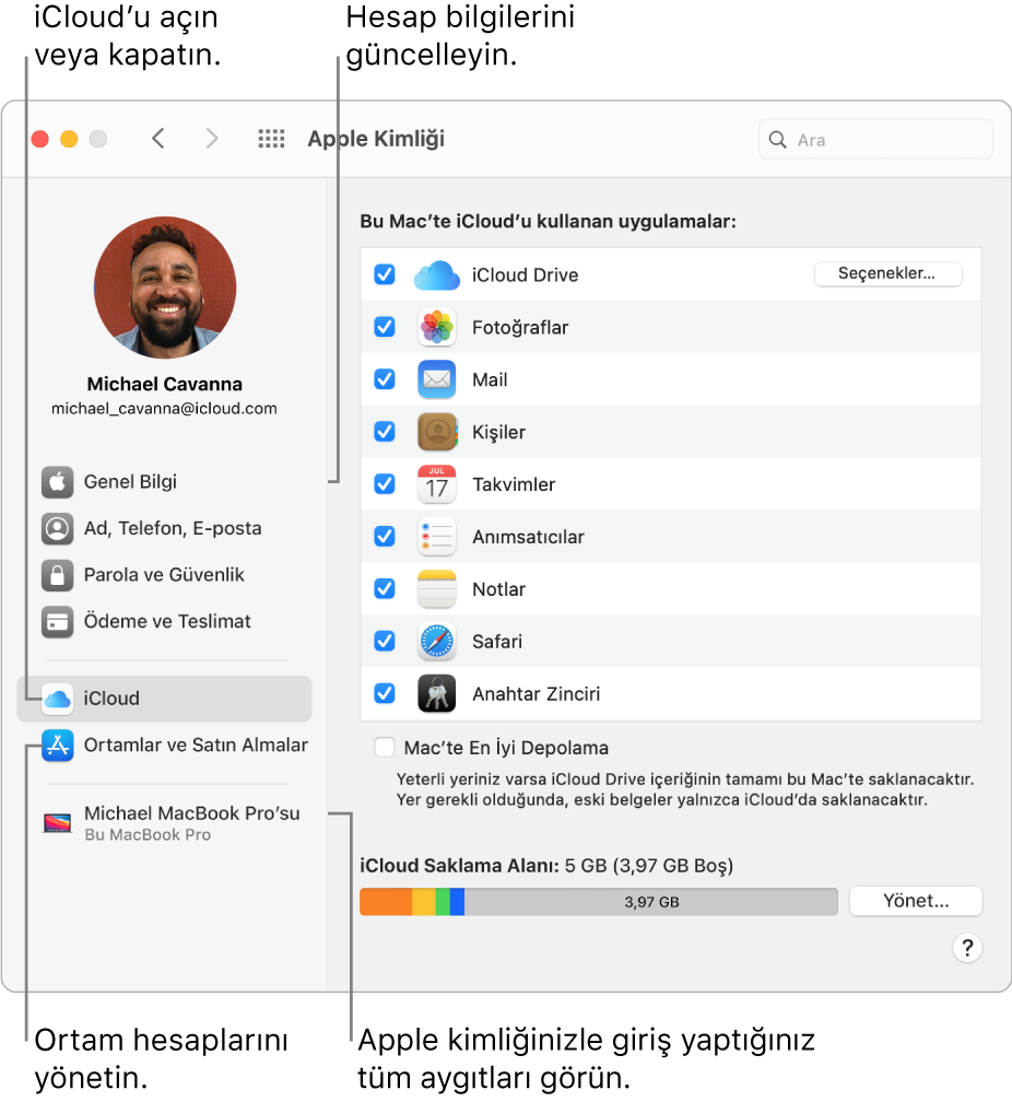 Sistem Tercihleri’ndeki Apple Kimliği bölümü. Hesap bilgilerinizi güncellemek, iCloud’u açıp kapatmak, ortam hesaplarını yönetmek veya Apple kimliğinizle giriş yapmış tüm aygıtları görmek için kenar çubuğundaki bir öğeyi tıklayın.