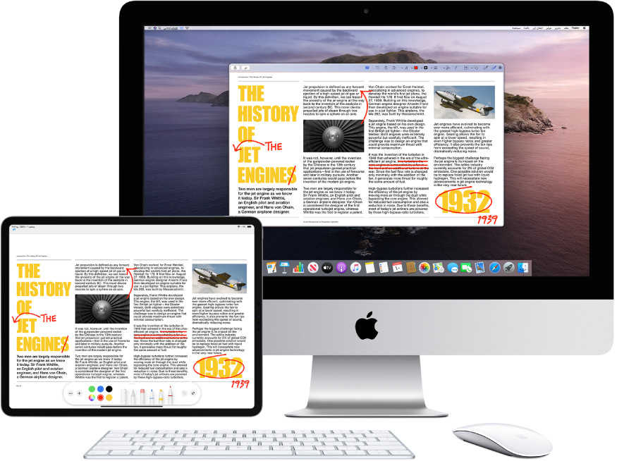 كمبيوتر iMac وجهاز iPad جنبًا إلى جنب. تعرض كلتا الشاشتين مقالة مغطاة بتعديلات حمراء مخربشة، مثل جمل متداخلة وأسهم وكلمات مضافة. يحتوي الـ iPad أيضًا على عناصر تحكم في التوصيف في أسفل الشاشة.