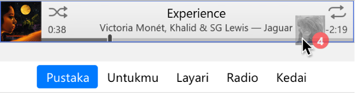 Album sedang diseret ke bahagian atas tetingkap iTunes.
