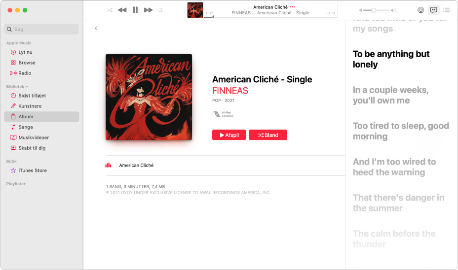 En sang afspilles, og teksten vises på skærmen i takt med musikken.