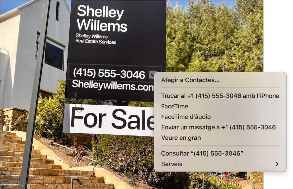 Foto d’un cartell de venda immobiliària on es pot veure el número de telèfon de l’agent immobiliari seleccionat com a text dinàmic i un menú amb les opcions per afegir el número de telèfon a l’app Contactes, trucar al número, fer una trucada del FaceTime, enviar un missatge de text i més.