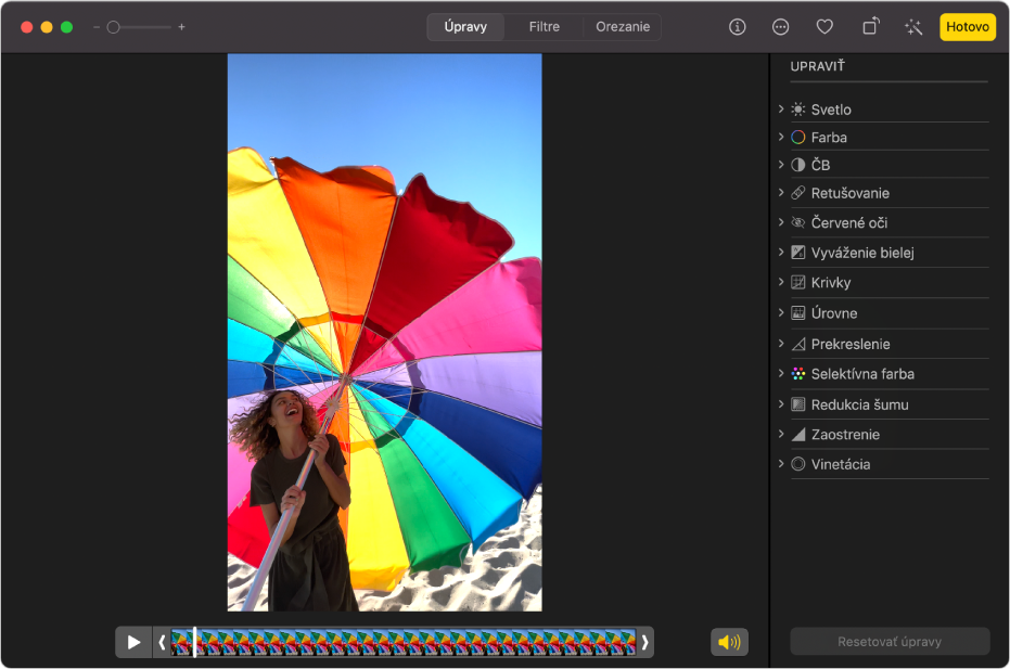Videoklip v zobrazení úprav s posuvníkom pod fotkou, ktorý zobrazuje snímky videa. Tlačidlo Reproduktor a tlačidlo Prehrať sa nachádzajú na ľavej strane postranného panela a na pravej strane je panel Úpravy zobrazujúci možnosti úprav.