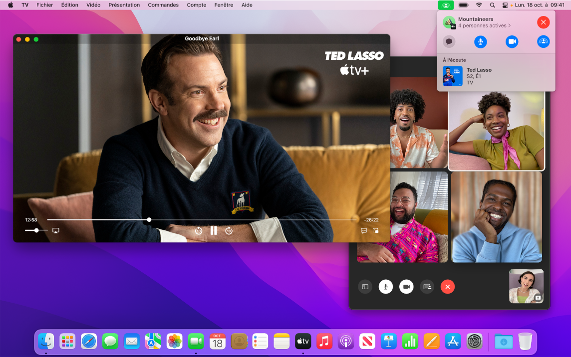 Soirée de visionnage partagée montrant un épisode de Ted Lasso dans la fenêtre de l’app Apple TV et les personnes qui le regardent dans la fenêtre FaceTime.