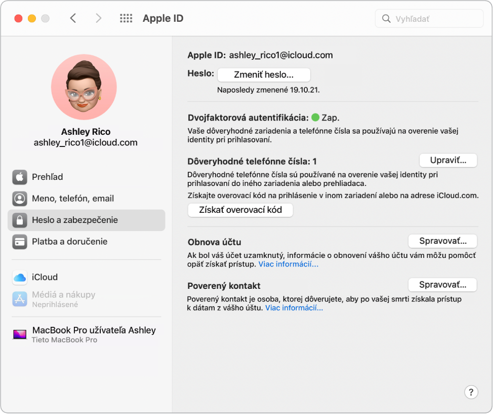 Časť Heslo a zabezpečenie Apple ID v Systémových nastaveniach. Kliknutím na Spravovať nastavíte Obnovu účtu.