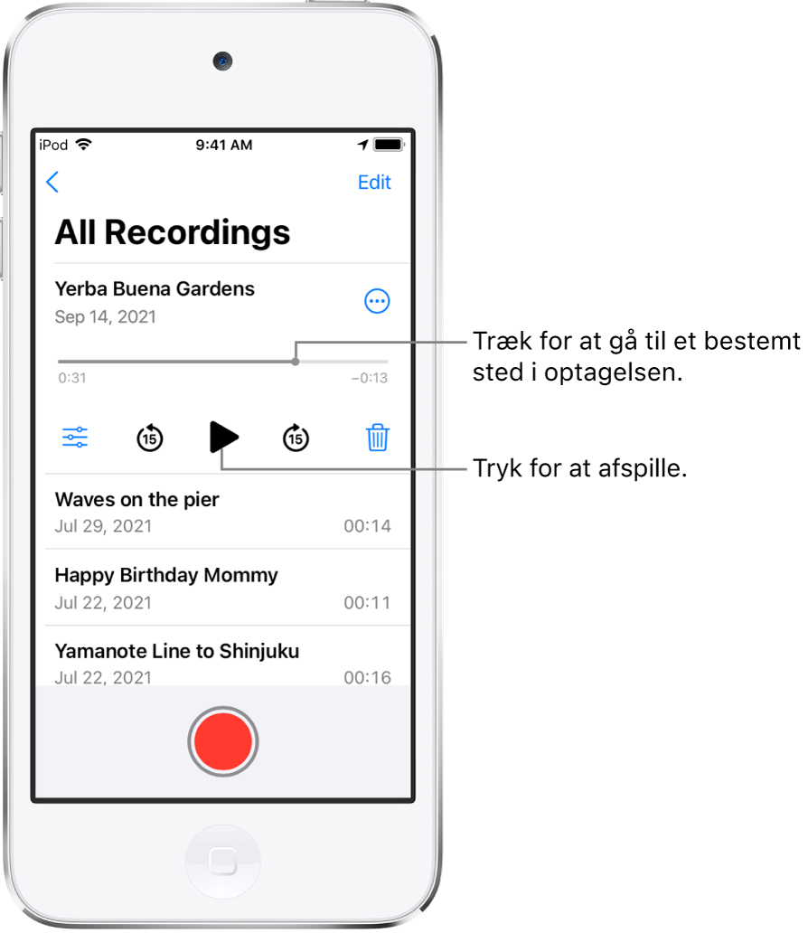 Skærmen med listen med indtalte memoer, hvor optagelsen øverst er valgt. Optagelsens tidslinje har et afspilningsmærke og start- og sluttidspunktet i hver sin ende. Under tidslinjen findes knappen Mere, som du kan trykke på for at redigere, dublere eller dele en optagelse, knappen til at hoppe 15 sekunder tilbage, knappen Afspil, knappen til at hoppe 15 sekunder frem og knappen Slet. Under betjeningspanelet findes en liste med optagelser, der kan åbnes med et tryk.