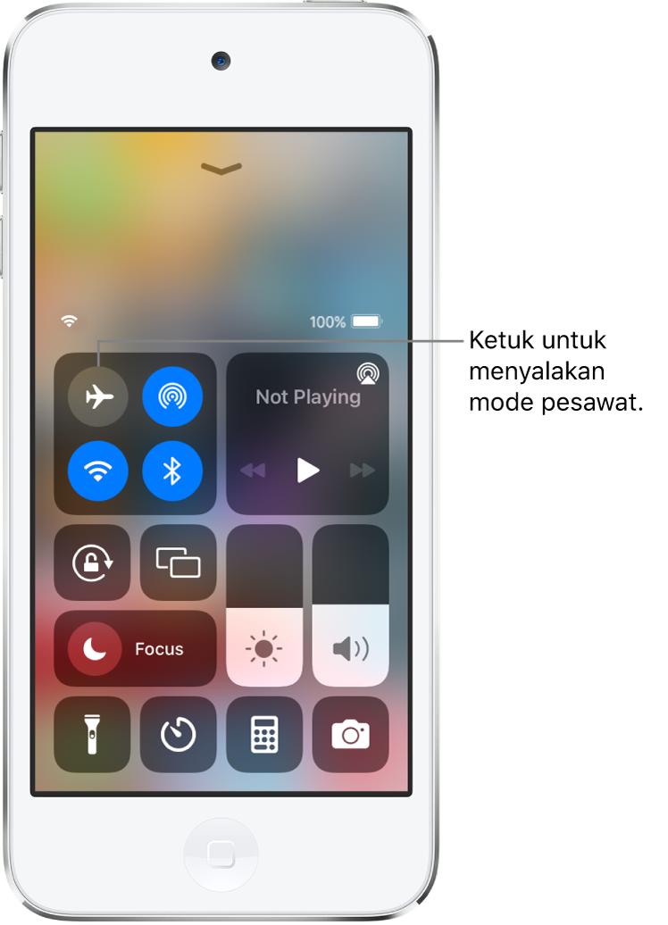 Layar Pusat Kontrol menampilkan bahwa mengetuk pada tombol kiri atas menyalakan mode pesawat.
