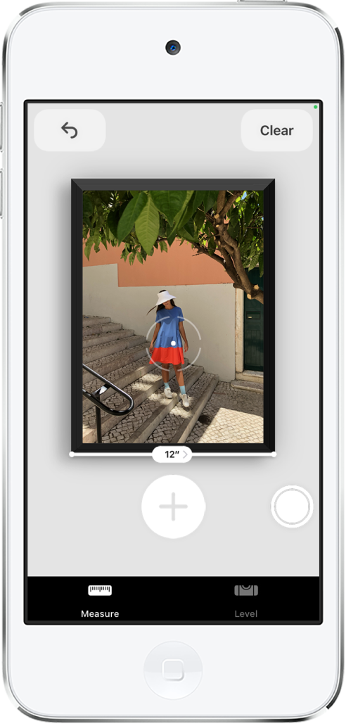 測量中的相框,底部邊緣顯示其寬度。「拍照」按鈕位於右下角。綠色的「相機使用中」指示器顯示於右上角。
