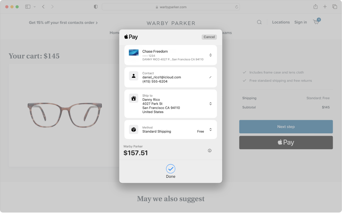 شاشة Mac تعرض عملية شراء عبر الإنترنت قيد التقدم باستخدام خيار Apple Pay في سفاري.