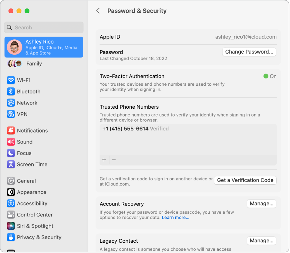 Het gedeelte 'Wachtwoord en beveiliging' voor de Apple ID in Systeeminstellingen. Vanaf hier kun je accountherstel of een erfeniscontact configureren.