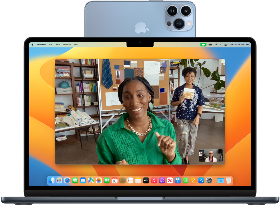 MacBook Air ที่แสดงเซสชั่น FaceTime ที่มีการจัดให้อยู่ตรงกลางโดยใช้ความต่อเนื่องของกล้อง