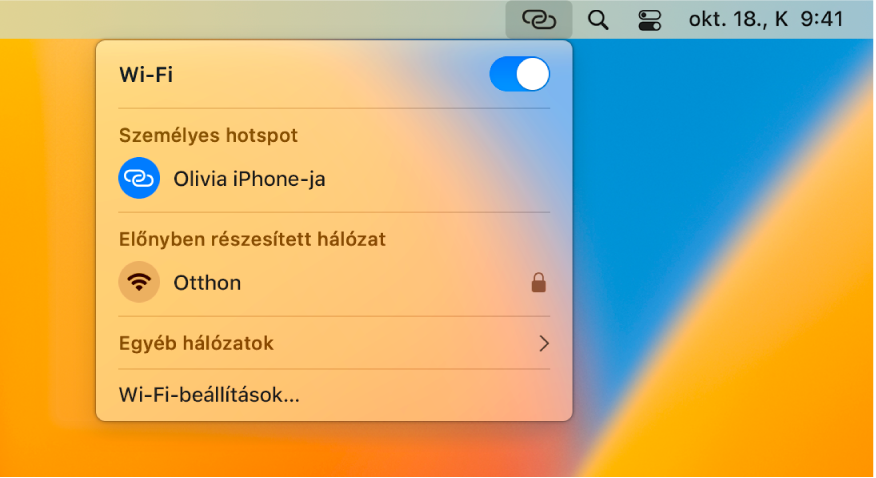 Mac gép képernyője a Wi-Fi menüvel, amelyben az látható, hogy egy iPhone egy személyes hotspothoz kapcsolódik.