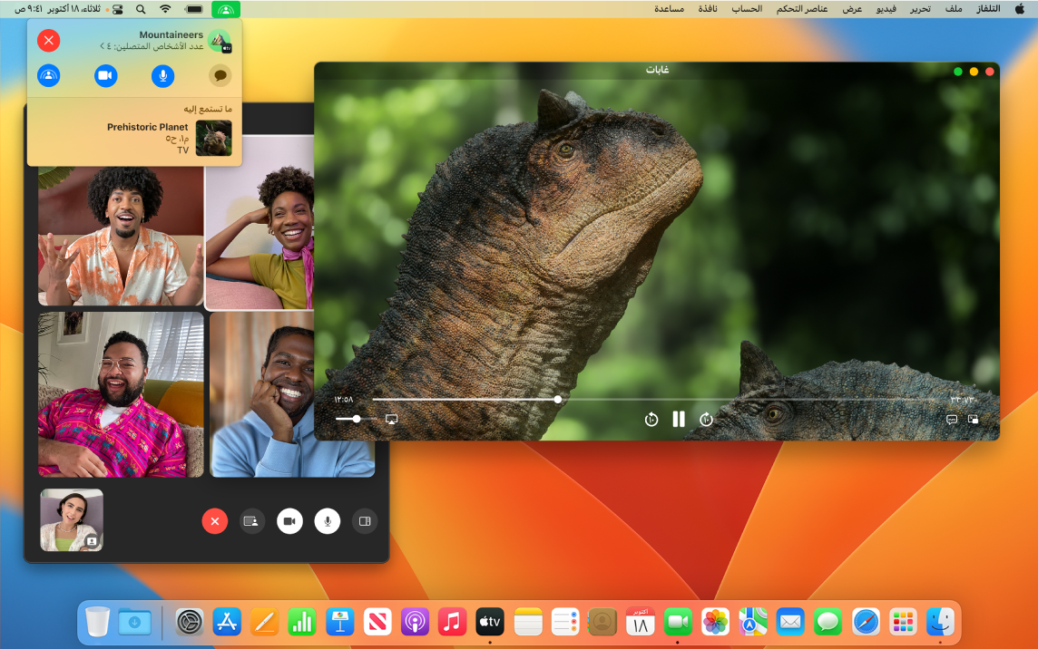 حفلة مشاهدة مشتركة تعرض حلقة من مسلسل "Ted Lasso" في تطبيق Apple TV والمشاهدين في نافذة FaceTime.