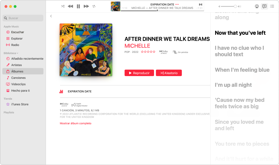 Una canción reproduciéndose con la letra a la derecha, que se muestra en la pantalla sincronizada con la música.