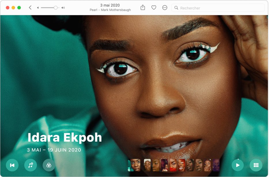 Fenêtre Photos avec un souvenir prêt à être visionné. Un bouton « Retour rapide », un bouton Musique, un bouton Filtres, une pellicule avec des vignettes de photos dans le souvenir, un bouton de lecture et un bouton « Présentation en grille » apparaissent en bas.
