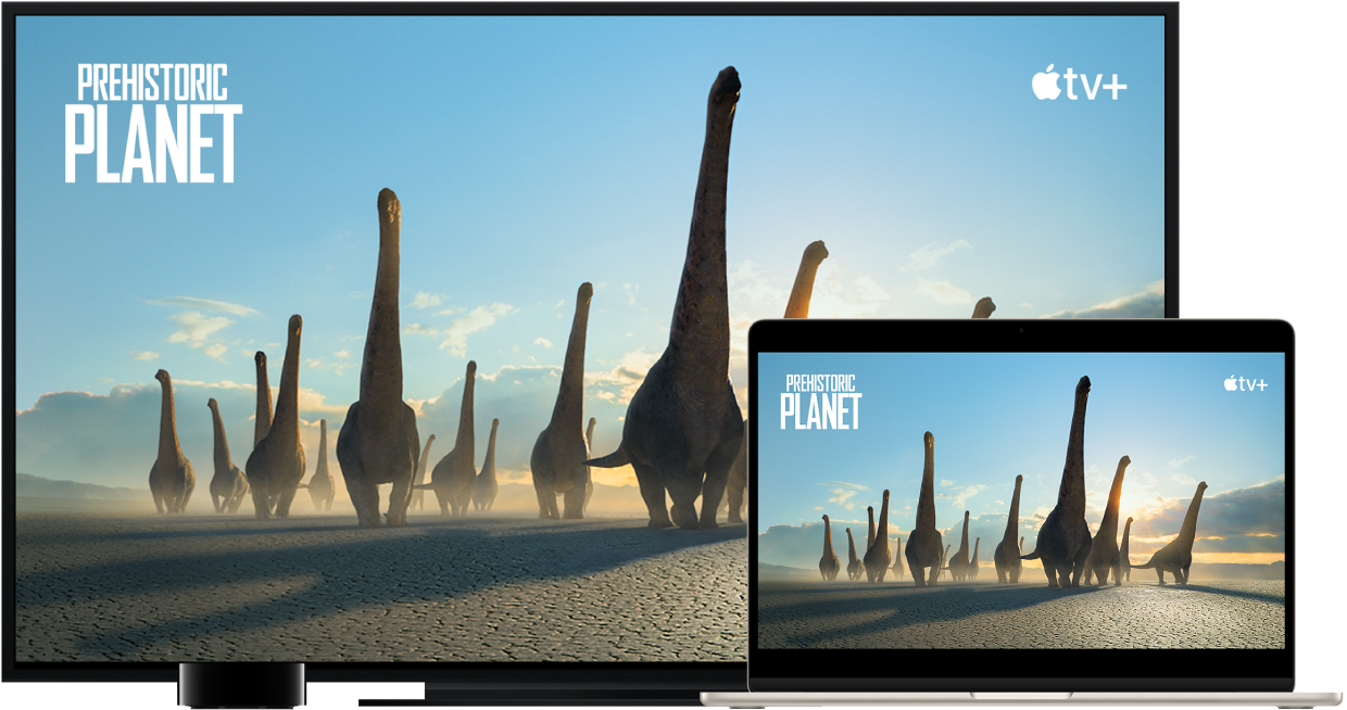 Un MacBook Air amb el seu contingut duplicat en un televisor gran d’alta resolució a través d’un Apple TV.