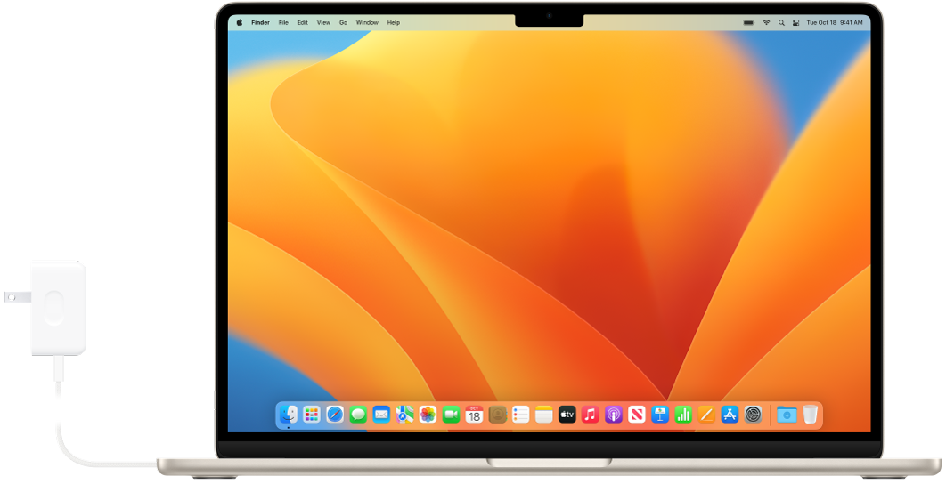 Računalnik MacBook Air s priključenim napajalnikom.