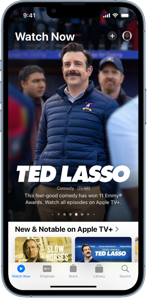 Ekrāns Watch Now, kurā redzams piedāvāts seriāls centrā, virs sadaļas New & Notable Apple TV+ rindā. Apakšdaļā no kreisās puses uz labo ir izvietotas cilnes Watch Now, Originals, Store, Library un Search.