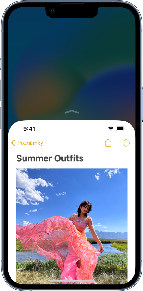 Obrazovka iPhonu s aktivovanou funkciou Dosah. Horná časť obrazovky sa posunula nadol, vďaka čomu je jednoducho dostupná palcom.