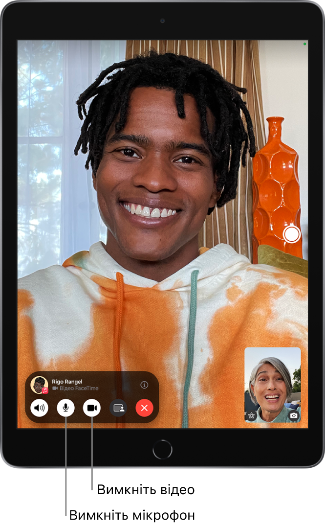 Триває виклик FaceTime. Ваше зображення з’являється в невеликій плитці внизу справа, а зображення співрозмовника заповнює решту екрана. Невелика плитка включає кнопки «Ефекти» та «Перемкнути на задню камеру». Кнопка «Live Photo» розташована з правого боку екрана. У нижній частині екрана — елементи керування FaceTime, зокрема кнопки «Аудіо», «Мікрофон», «Камера», «Поширити вміст» і «Кінець». Угорі елементів керування — ім’я або Apple ID співрозмовника і кнопка «Інфо».