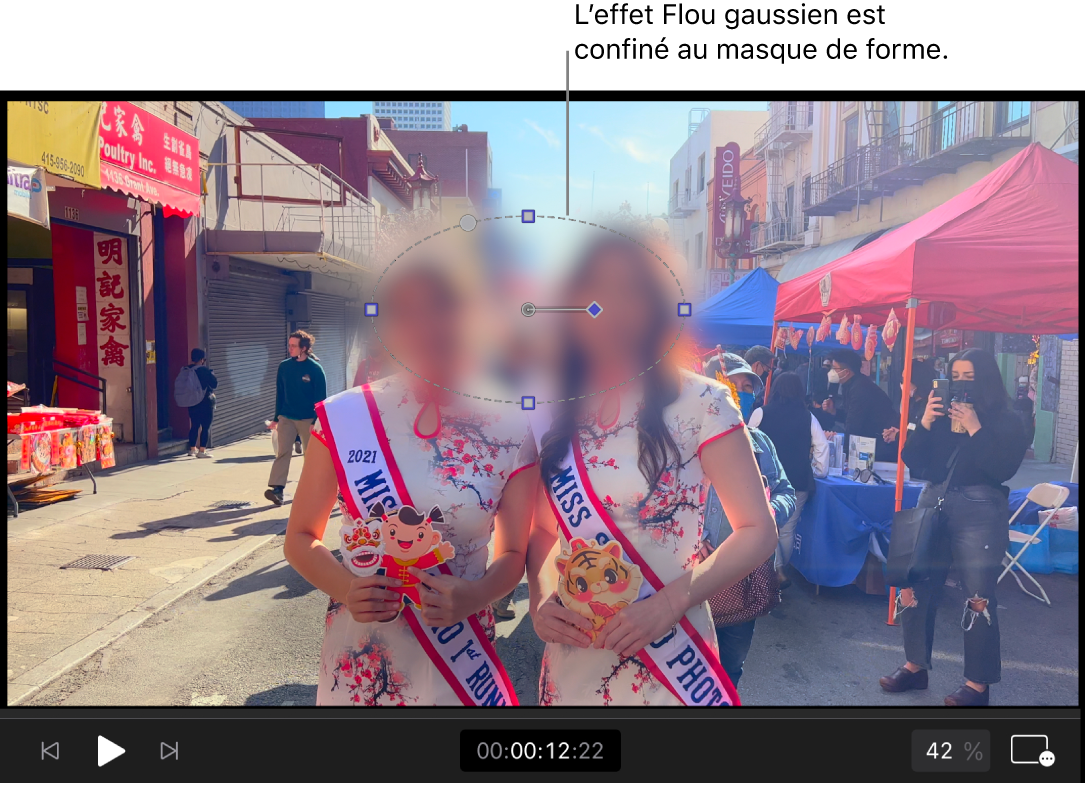 Le visualiseur montrant un masque de forme limitant l’effet « Flou gaussien » à une petite zone ovale de l’image.
