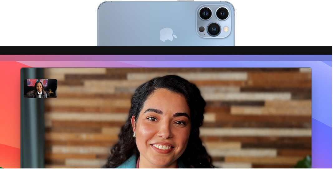 MacBook Pro affichant une session FaceTime avec l’effet vidéo « Cadre centré » grâce à l’appareil photo Continuité.