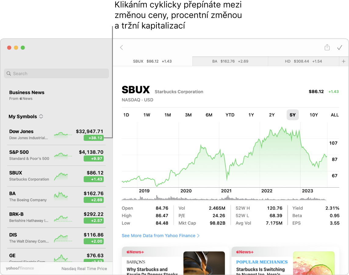 Obrazovka aplikace Akcie se zobrazenými informacemi a články o sledovaných akciích, s popiskem „Kliknutím můžete přepínat mezi změnou kurzu, procentní změnou a tržní kapitalizací“